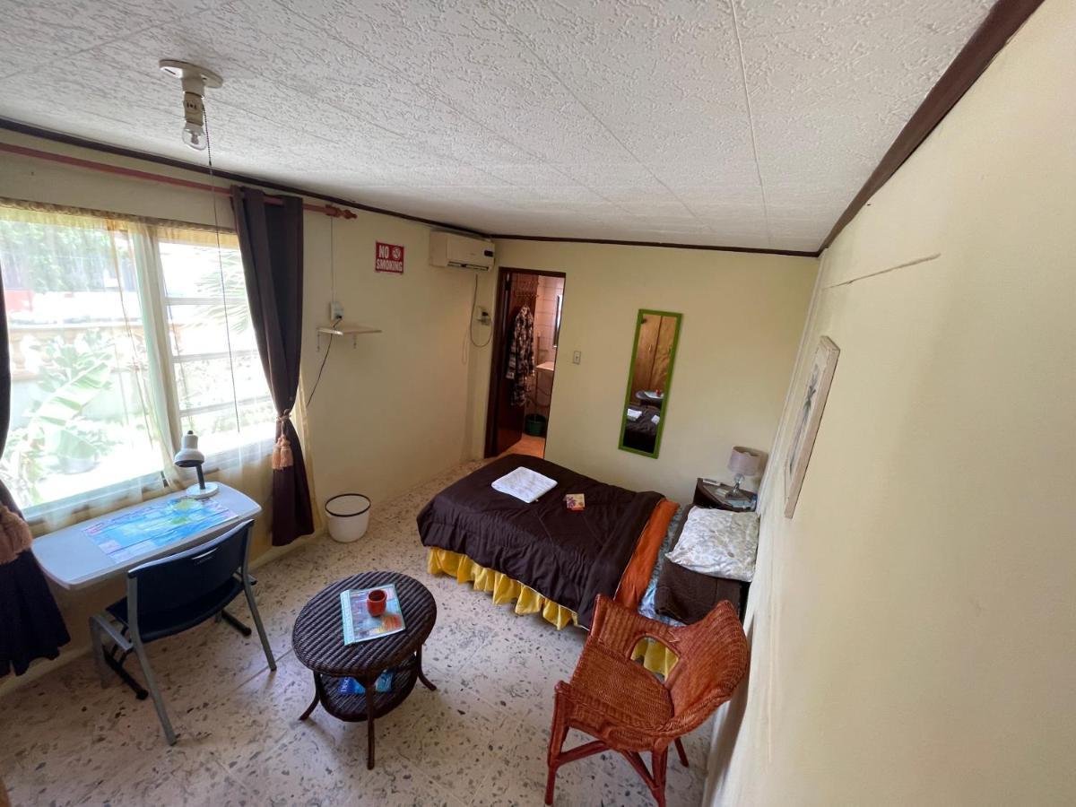 Aruba Backpackers Lägenhet Oranjestad Exteriör bild
