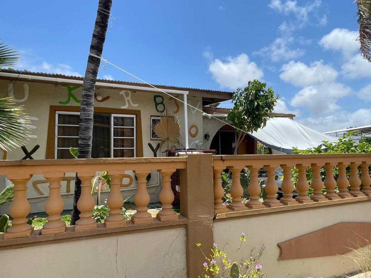 Aruba Backpackers Lägenhet Oranjestad Exteriör bild