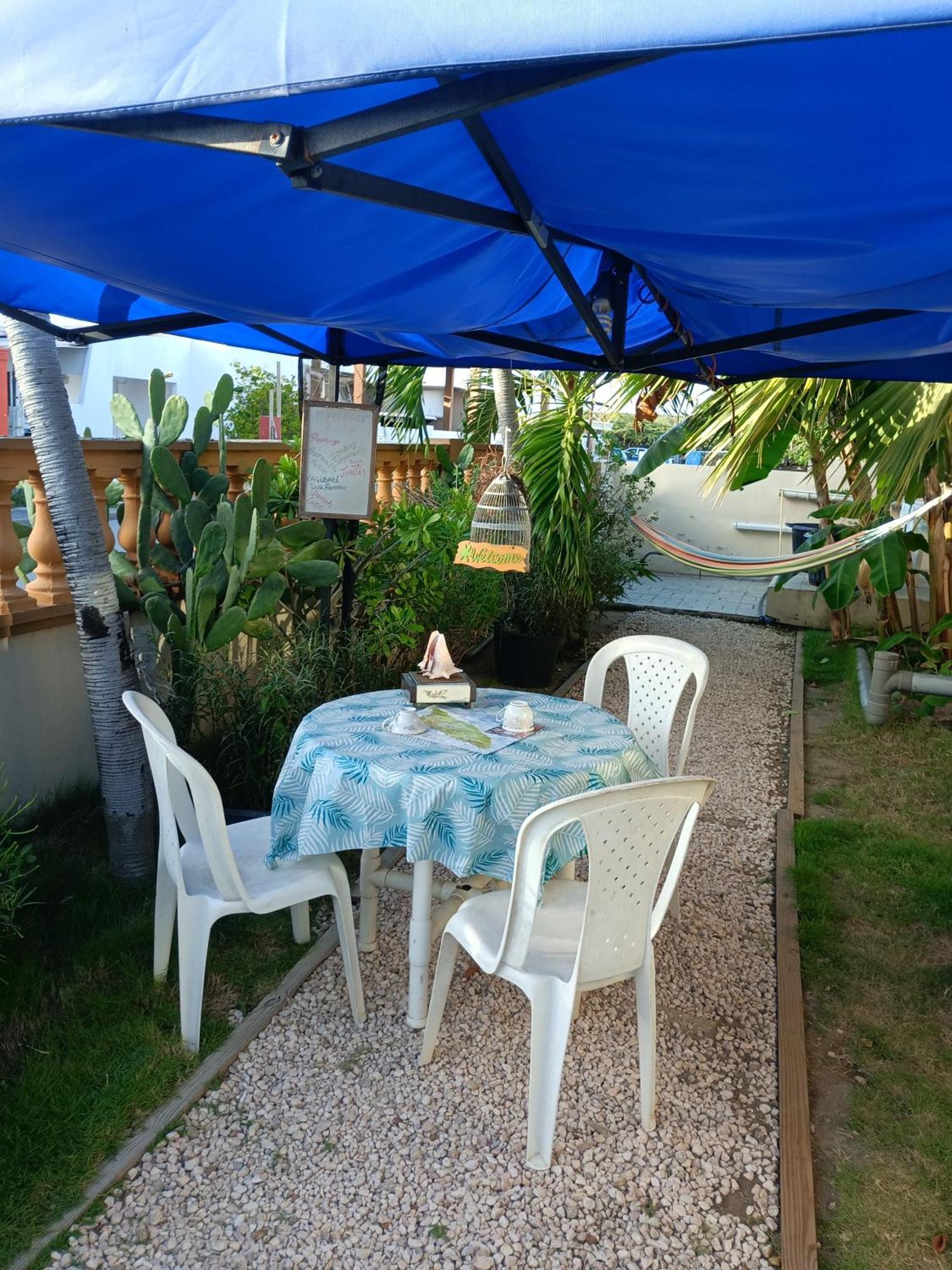 Aruba Backpackers Lägenhet Oranjestad Exteriör bild